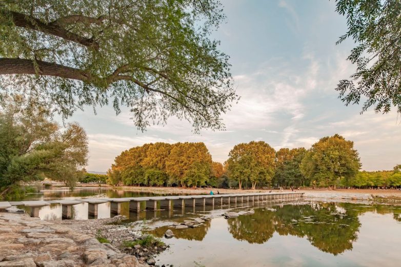 西班牙曼略市无护栏可被淹没的人行桥丨Sau Taller d’Arquitectura-24