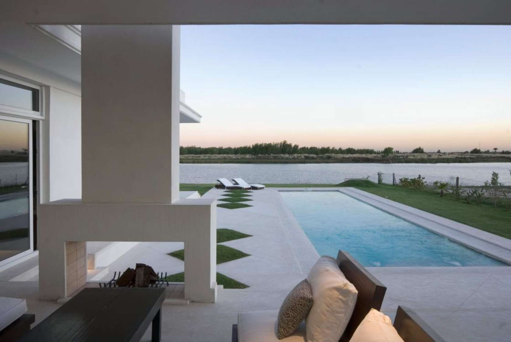 单色调湖畔别墅-32