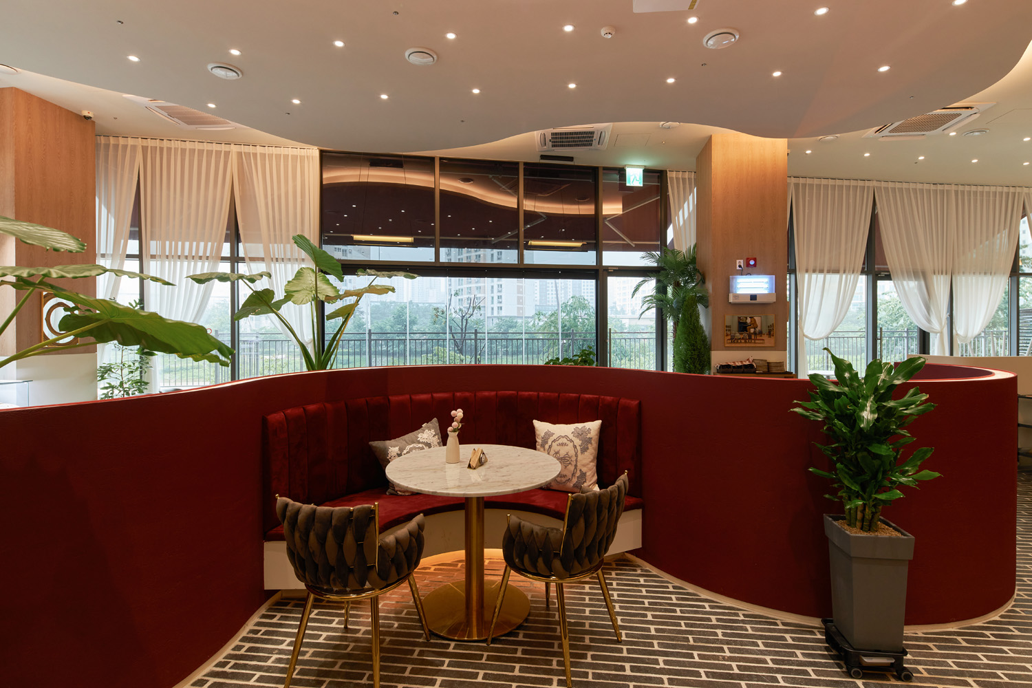 曲径通幽 | 55 平米餐厅的曲线魅力-9