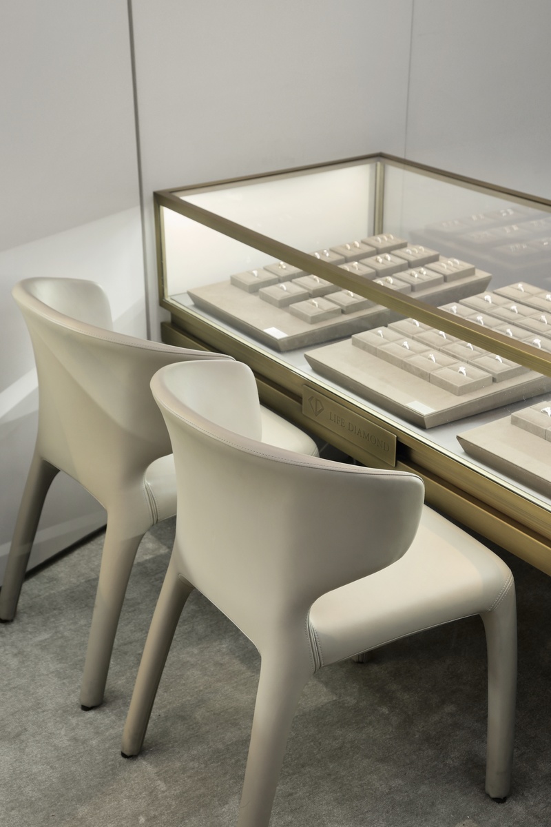 核心商圈“钻石礼盒”珠宝店-10