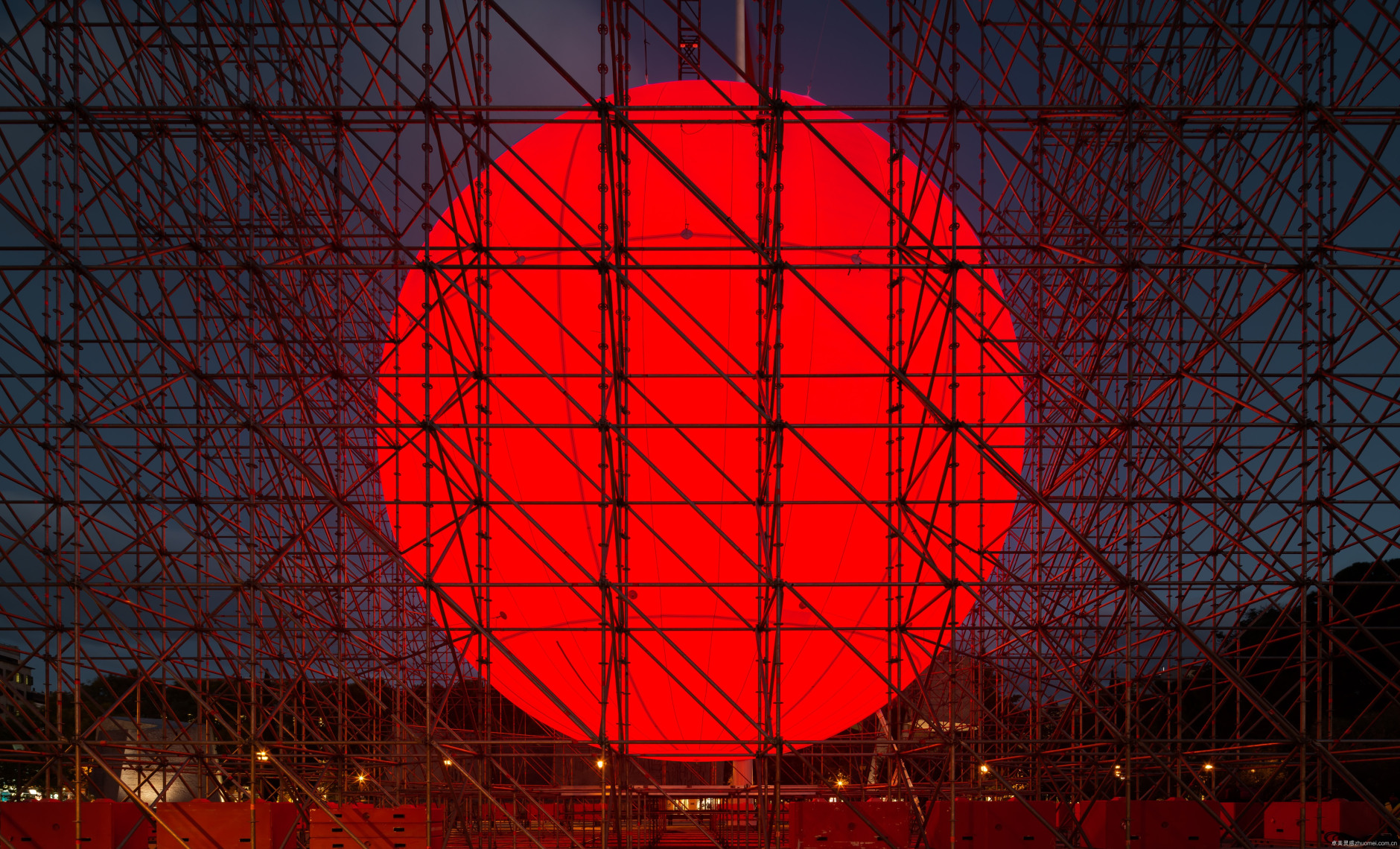 SpY 打造巨型红色球体装置"Tierra"，反思人类与地球的关系-11