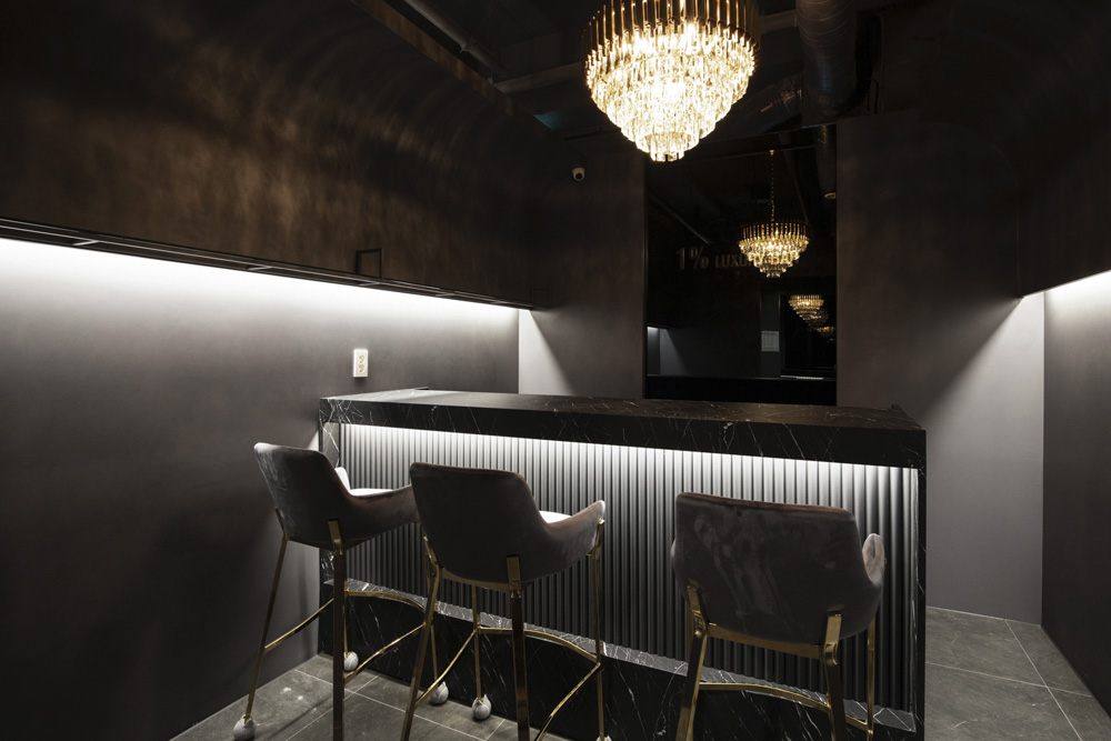高级黑 | 巴塞罗那 1% 餐厅的惊艳室内设计-13