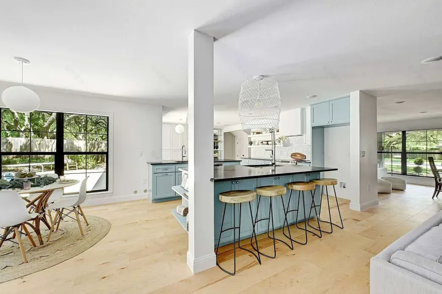 个性墙纸打造独特餐厅,翻转德州住宅视觉体验-7