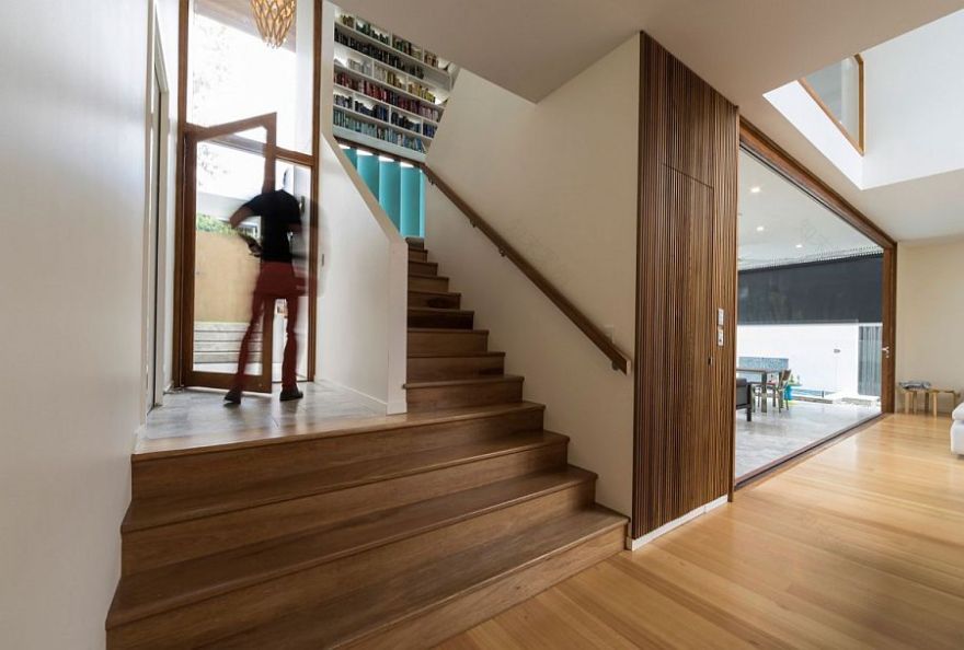澳大利亚带明亮内饰的木质房屋丨澳大利亚布里斯班丨Joe Adsett Architects-10