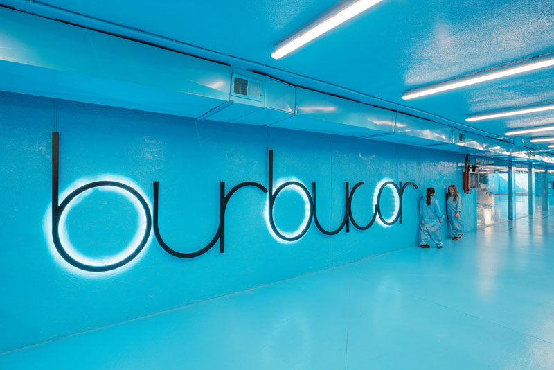 深邃湛藍的療癒系設計 ─ 西班牙馬德里的Burbucar洗車場-0