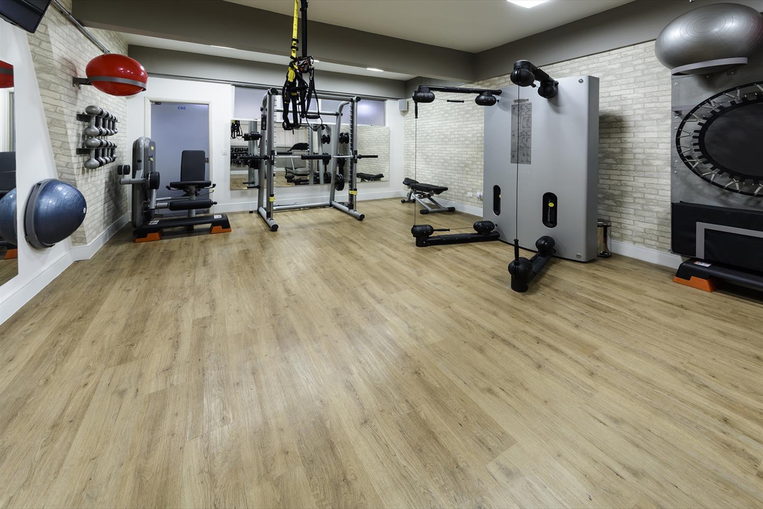 巴西 SP 工作室 · 工业风格与实用结合的 Pilates 教室设计-6