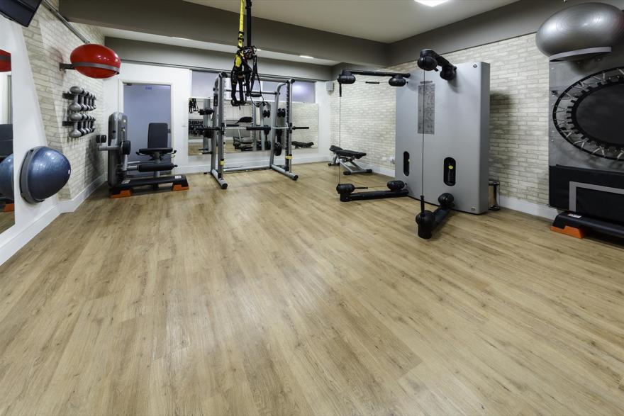 巴西 SP 工作室 · 工业风格与实用结合的 Pilates 教室设计-6