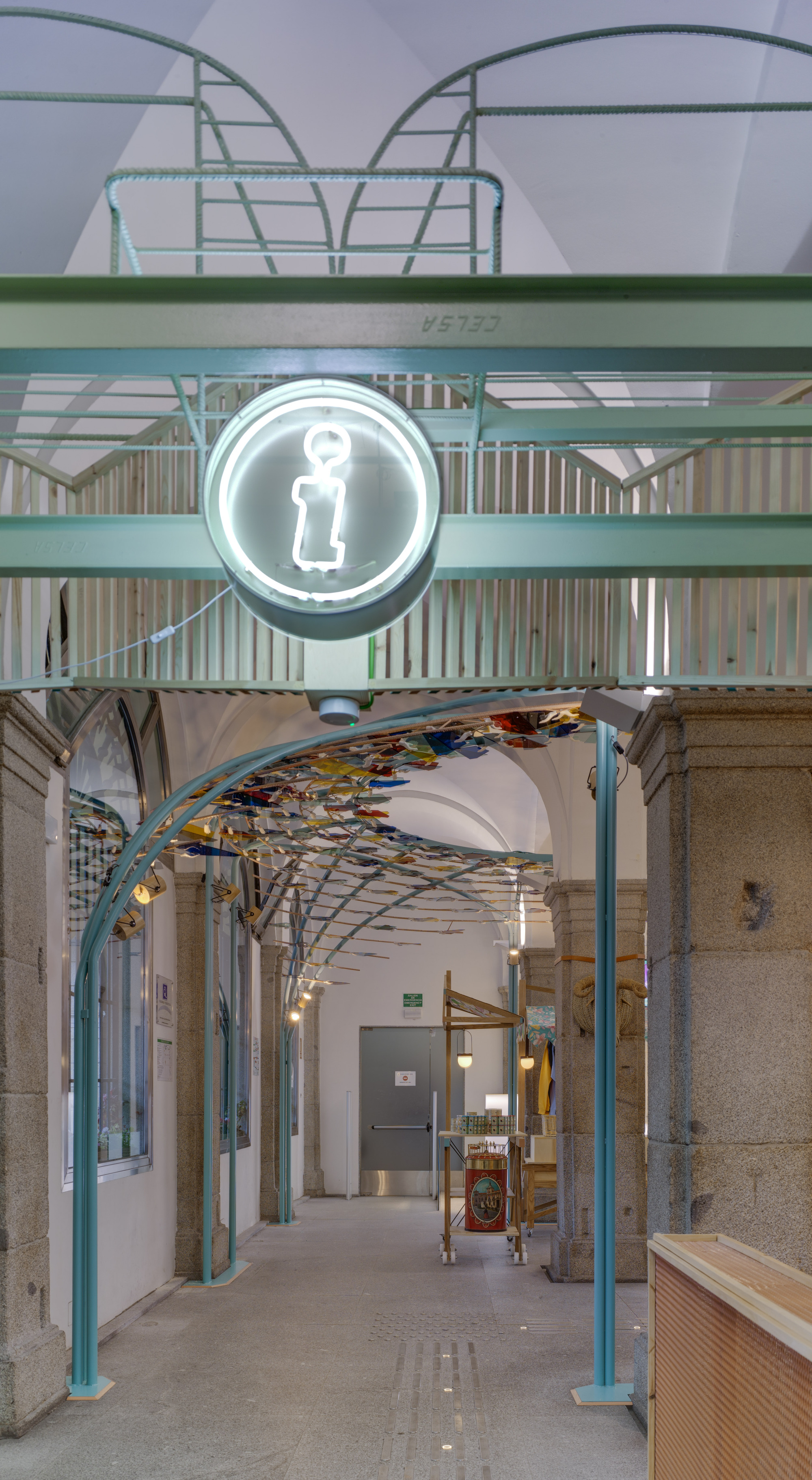 Madrid 地标设计,融合传统与现代的旅游礼品店-29