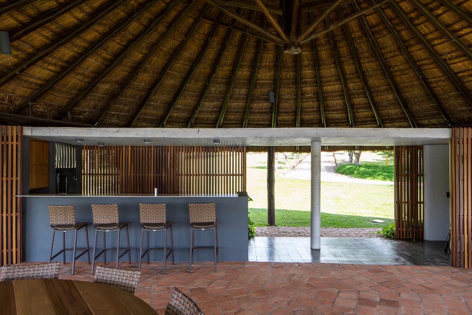 巴西乡村湖畔的半开放式休闲亭设计-12