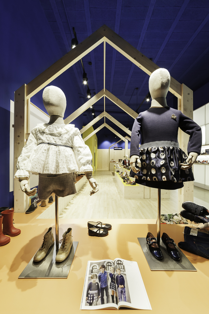 小镇中心的现代购物体验-37