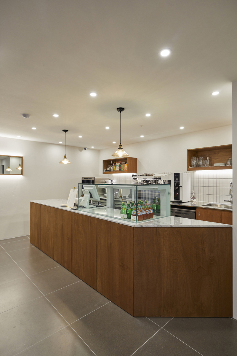 十平米现代白色木质概念咖啡厅-7