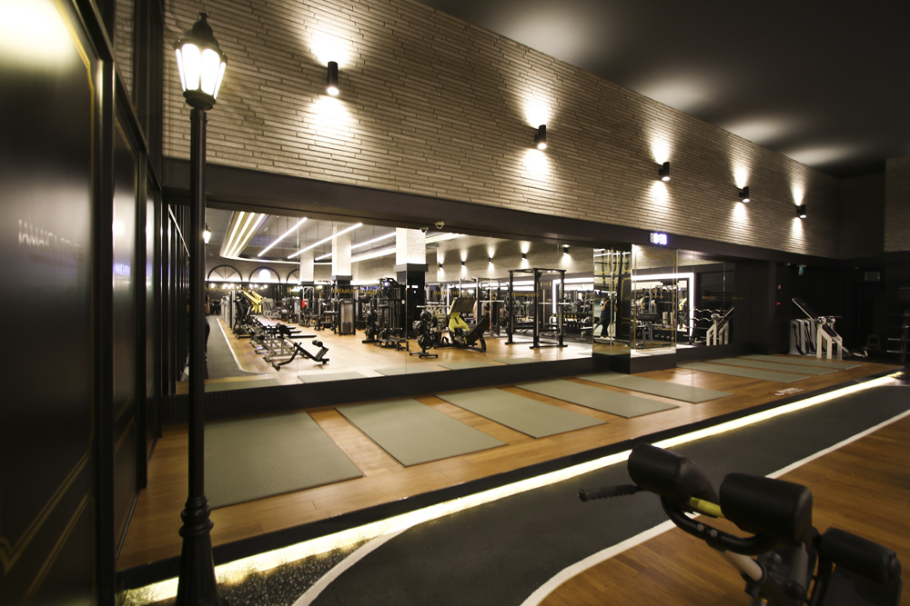 极简黑白色调 打造现代健身中心-4