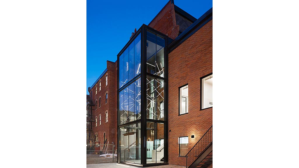 古韵新生 | Gensler 翻新 19 世纪 Tudor 建筑打造现代营销中心-2