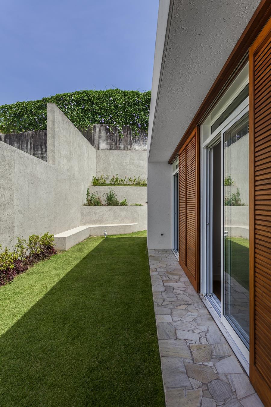 巴西梯形地块上的现代住宅设计-10