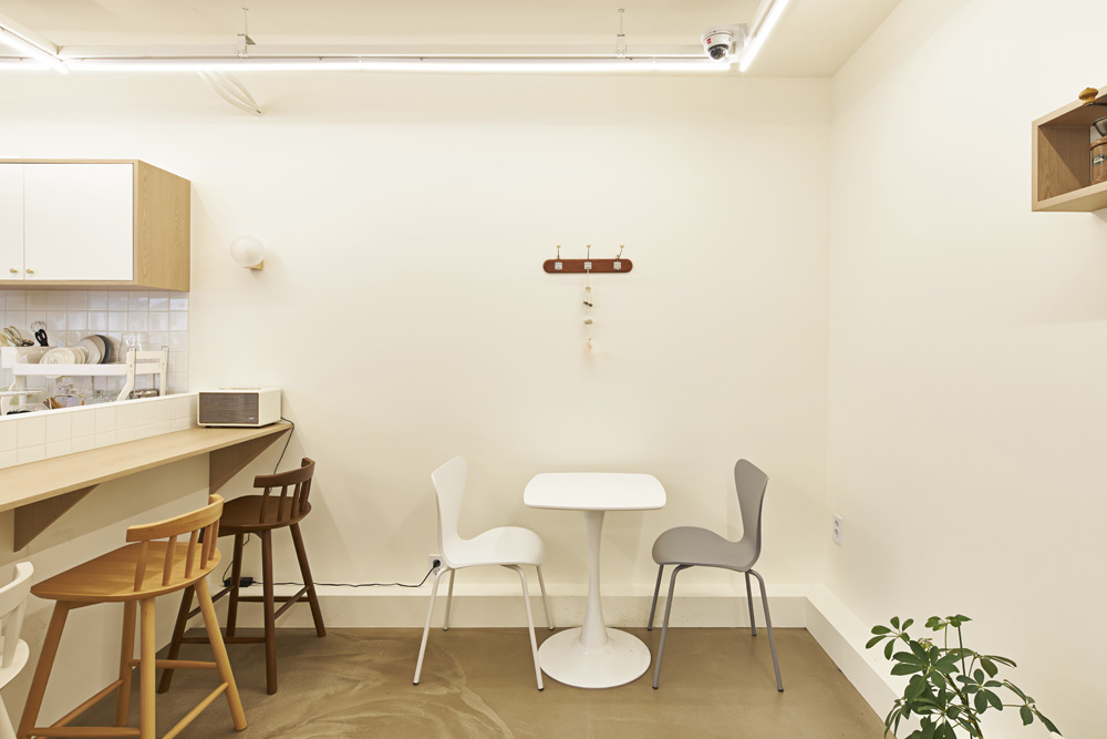 首尔 8 坪温暖咖啡馆，诠释白色木质调氛围-9