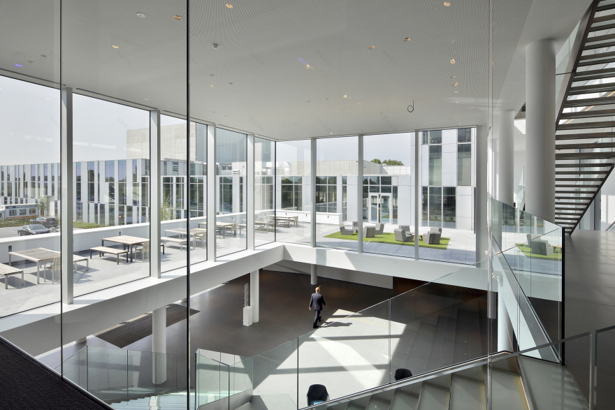 Reynaers 铝业办公展厅——现代简约与科技融合-14