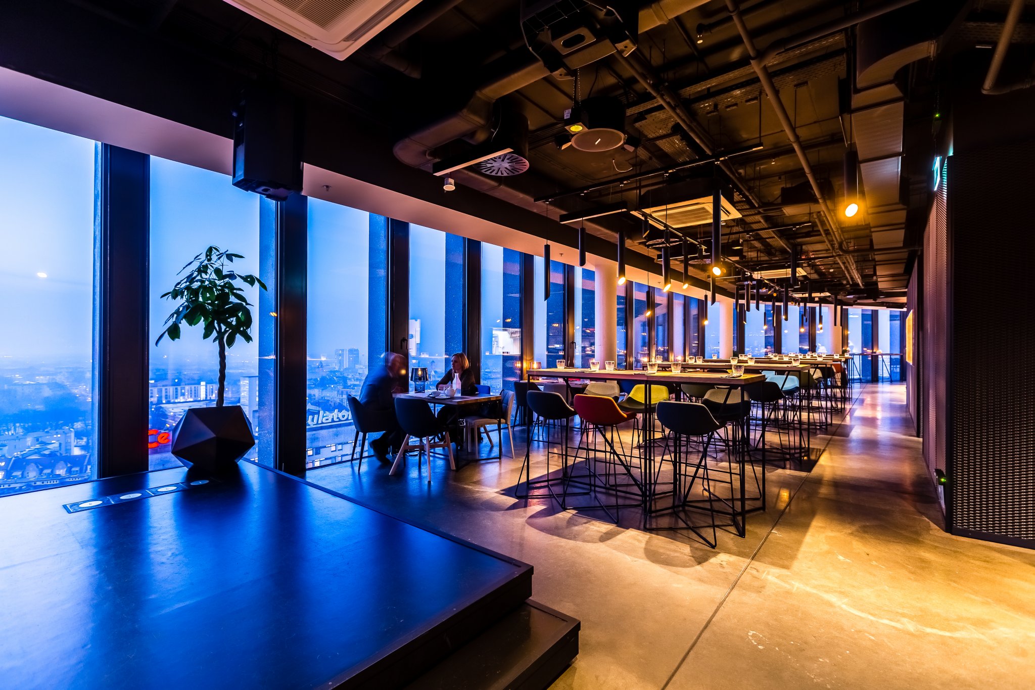 都市之巅 · MUS 餐厅的现代空间设计-14