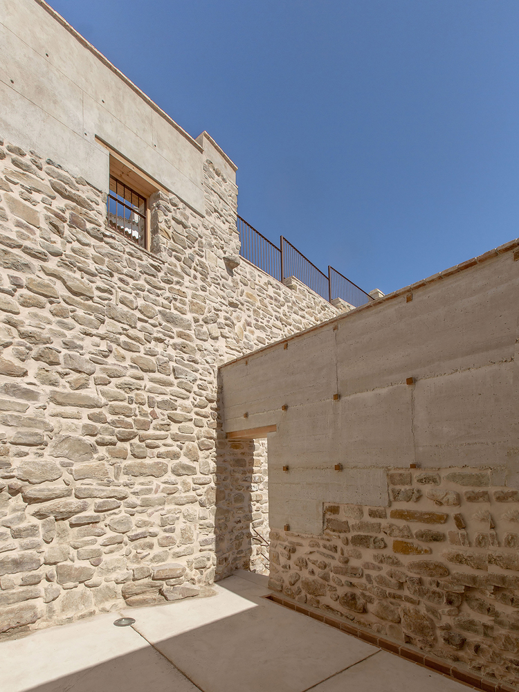 阿尔卡萨尔·阿霍纳防御墙诠释空间设计丨西班牙-26