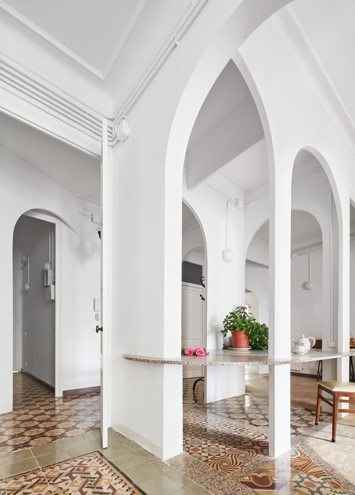 巴塞罗那 Verdi 街 140 平米翻修 | 瓷砖与桌子的空间对话-4