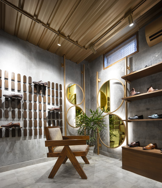 融合建筑美学的奢华鞋店设计-12