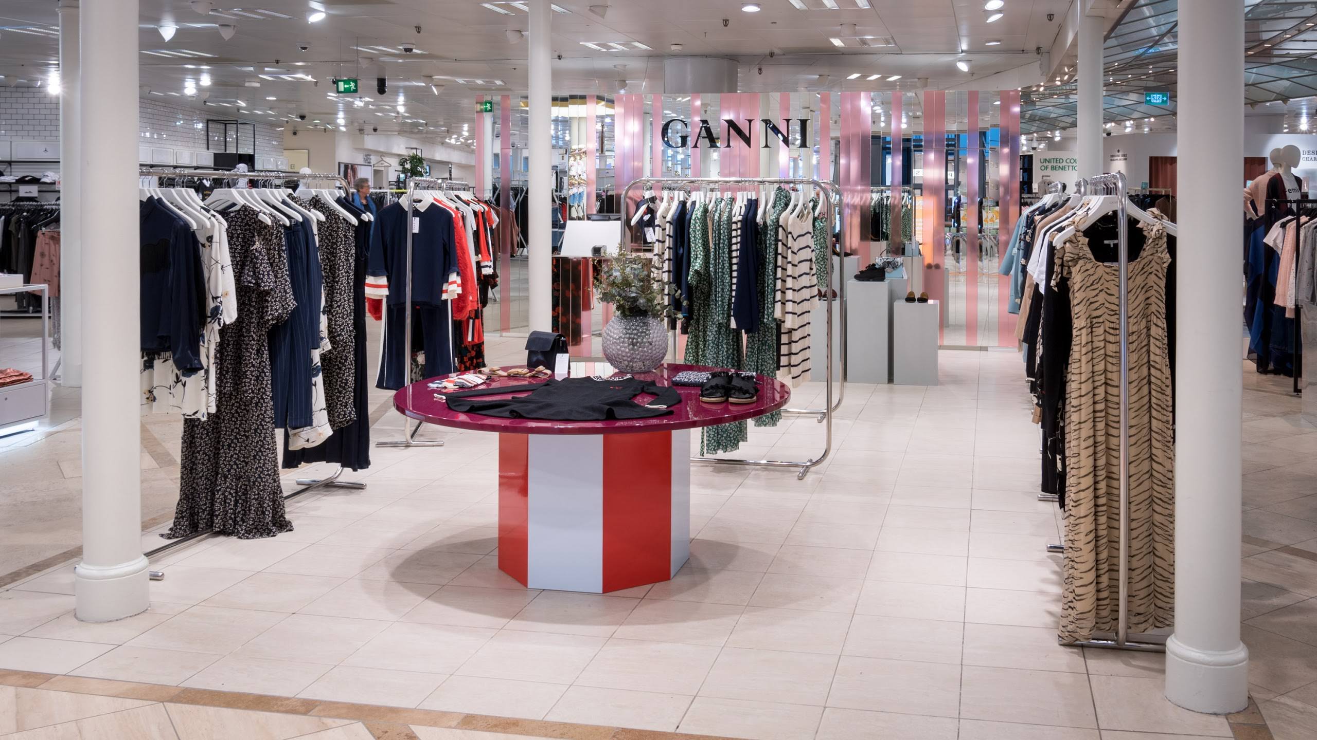 Ganni在哥本哈根Magasin百货店内店铺设计丨丹麦哥本哈根丨未明确提及具体设计团队名称-12