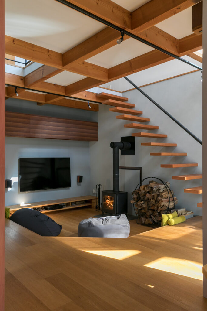 薪ストーブのあるピットリビング　外とのつながりがくつろぎを生む “共有”の空間と時間を作る家 | Style of Life | 100%LiFE-0