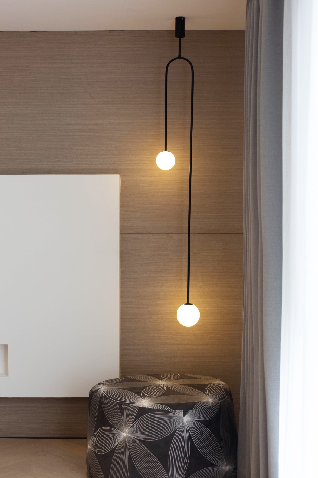 琐碎空间大改造 | 220 平经典现代风设计，灯光与质感的完美结合-12