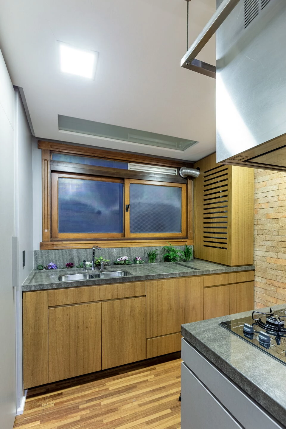 自然材料与多功能隔墙打造 85 平米公寓-17