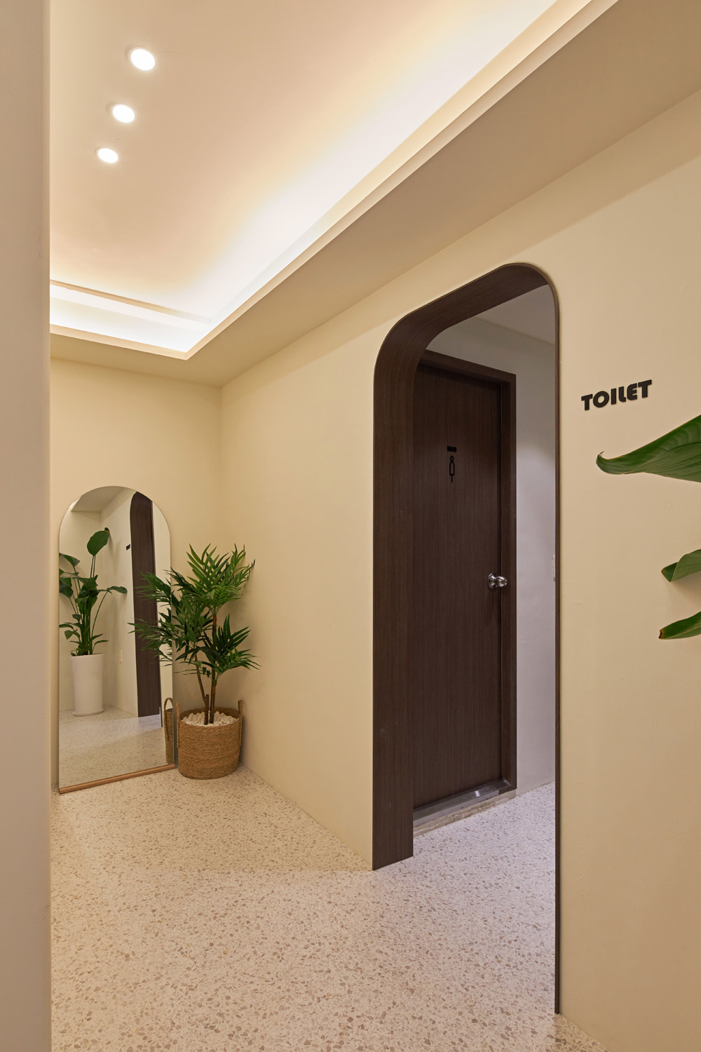 白色与木色交融，34 平米咖啡厅的极简设计魅力-11