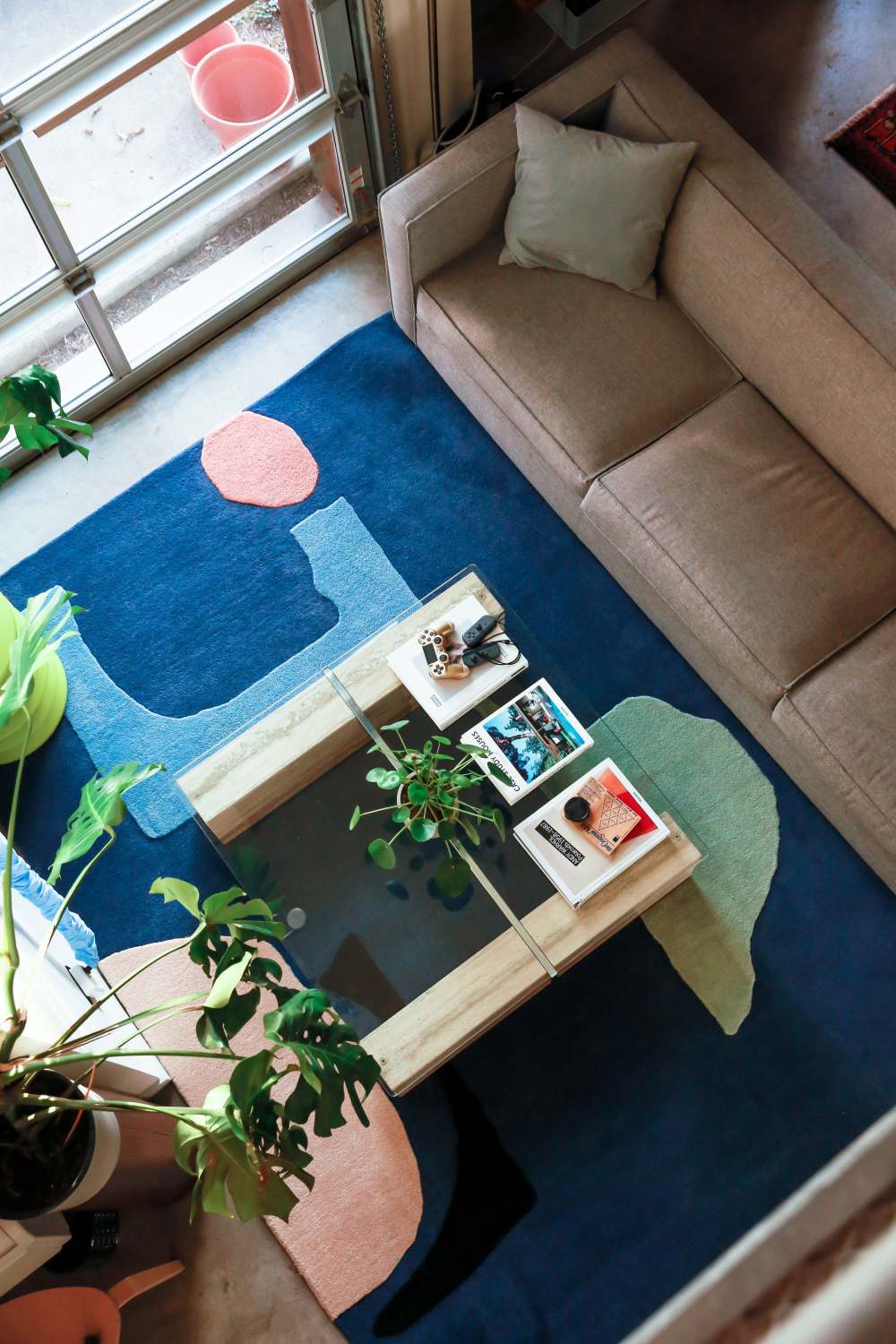 这位摄影师只用了两个月就装饰了她的奥斯汀阁楼。-1