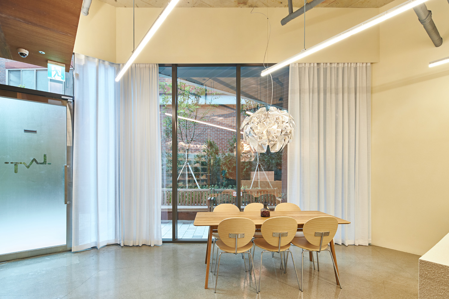 白色&木质，打造 17 平米办公室的极简氛围-5