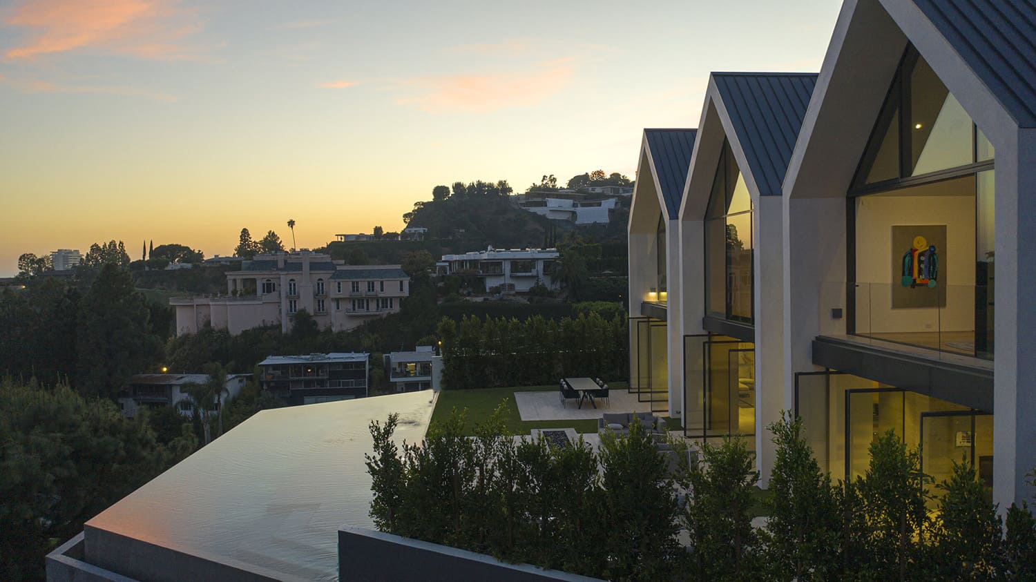 Fascinating minimalist home is cantilevered over the Los Angeles hills-47