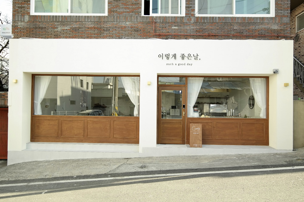 白色与木材的完美融合 | 20 平米咖啡厅的设计魅力-2