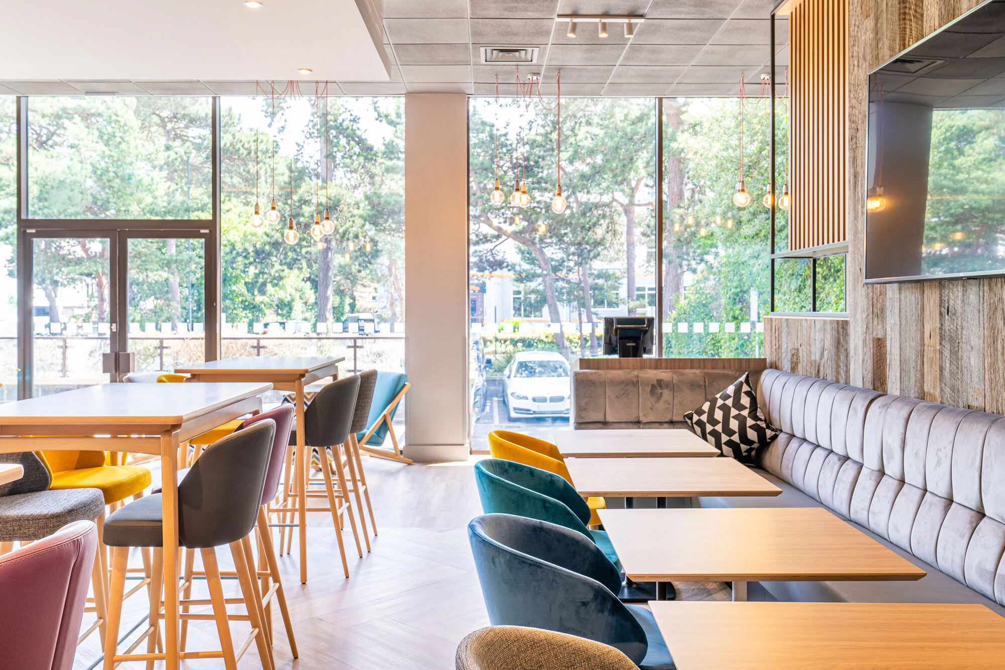 英国伯恩茅斯假日酒店时尚几何家具设计-6