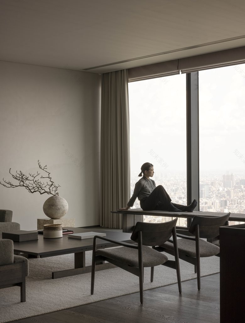 传统现代文化结合的japandi风酒店顶楼寿司餐厅和水疗中心设计-37