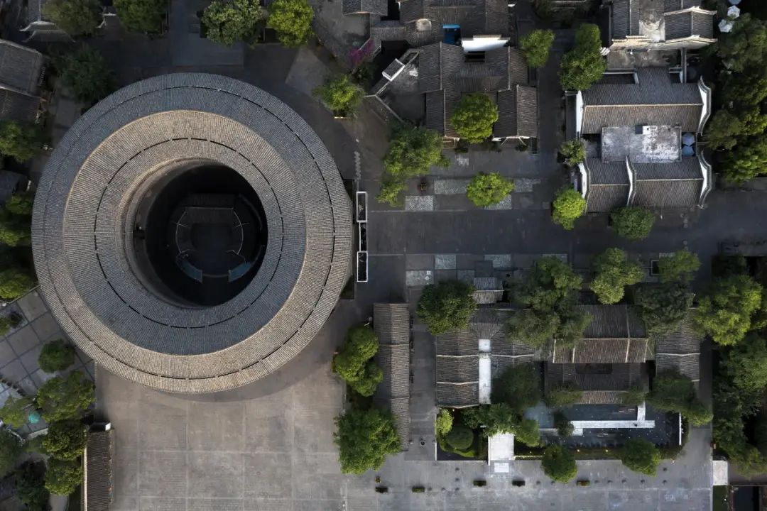 古镇茶香，阳光下的成都华侨城七十二院售楼部-5