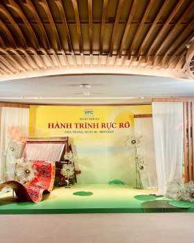 HÀNH TRÌNH RỰC RỠ