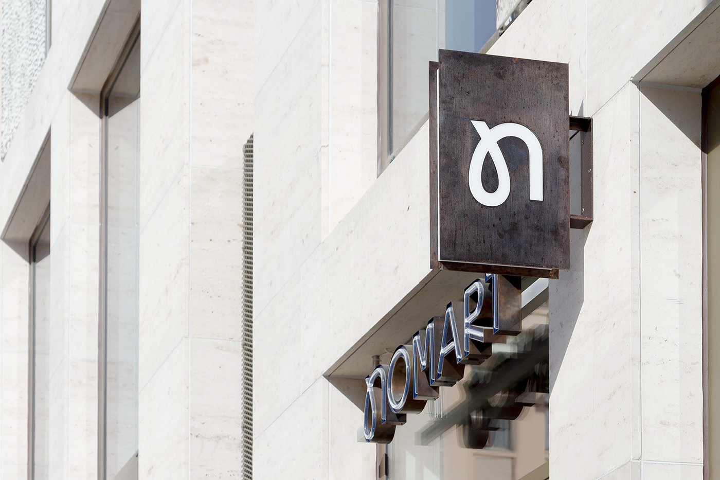 北欧意式设计经典融合，Nomart 展厅打造独特零售空间-0