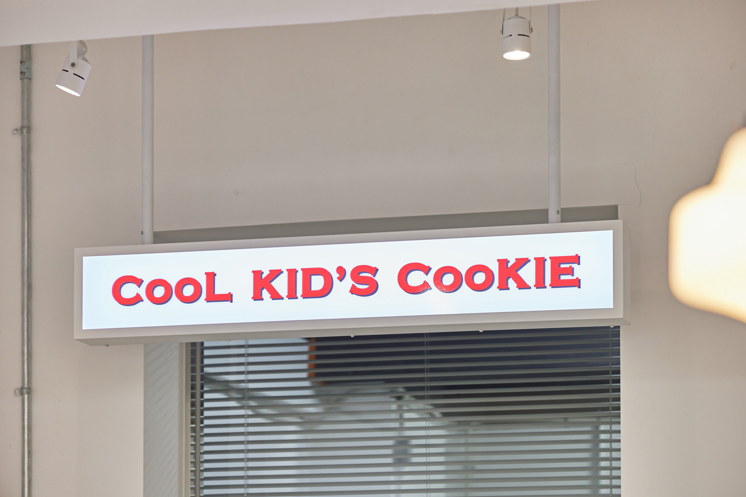 白色简约的 7 层甜品店空间设计-12