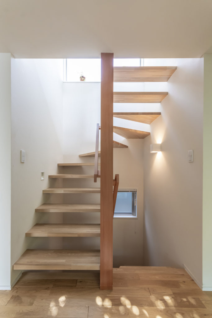 別荘地のように静かで緑に囲まれた家　緑と空の見える図書室でゆったりと本を読んで過ごす | Architecture | 100%LiFE-14