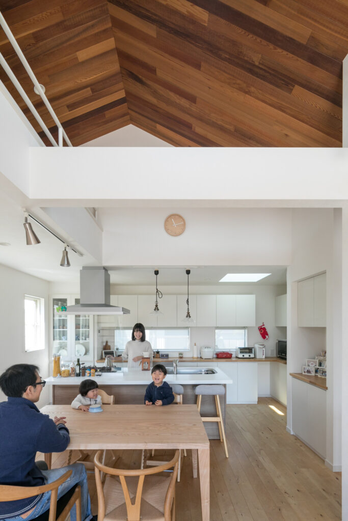 開放感に満ちた空間 子育てを想定して建てられたどこにいても家族がつながる住まい | Style of Life | 100%LiFE-3