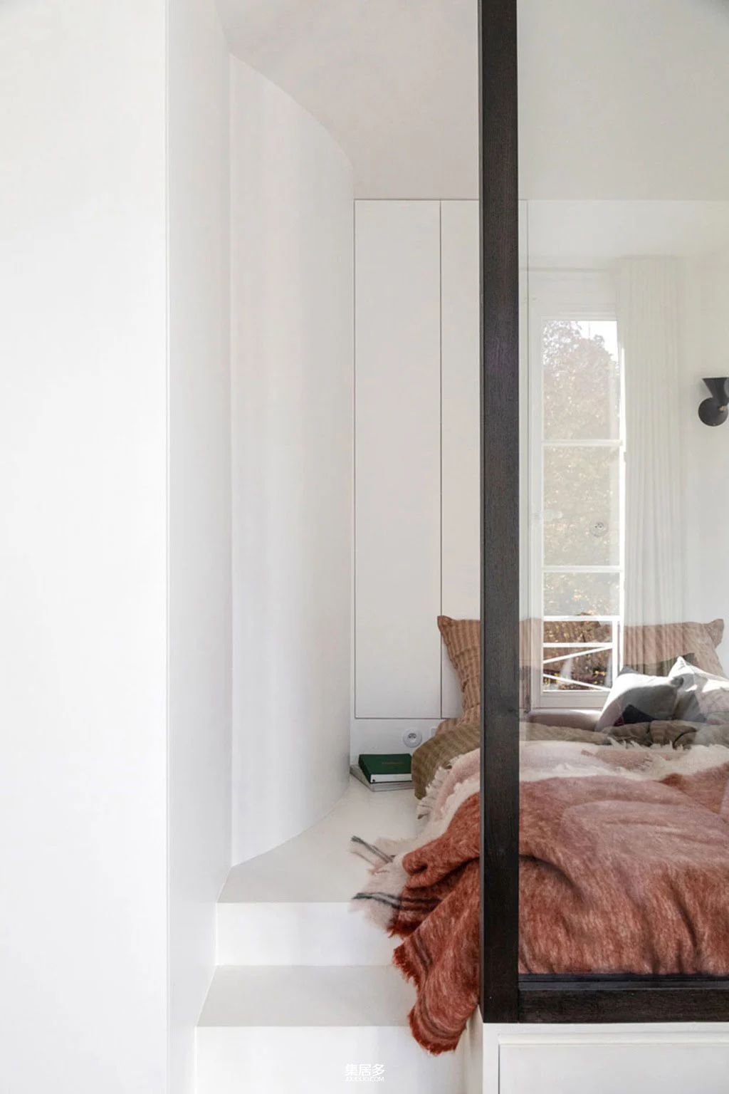 巴黎市中心能俯瞰公园的白色小公寓（25 平方米）-5