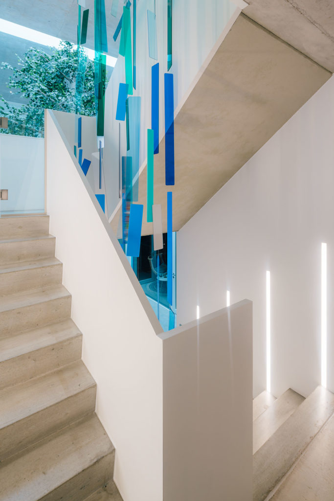 色彩螺旋楼梯,自然元素与建筑设计的完美融合-26