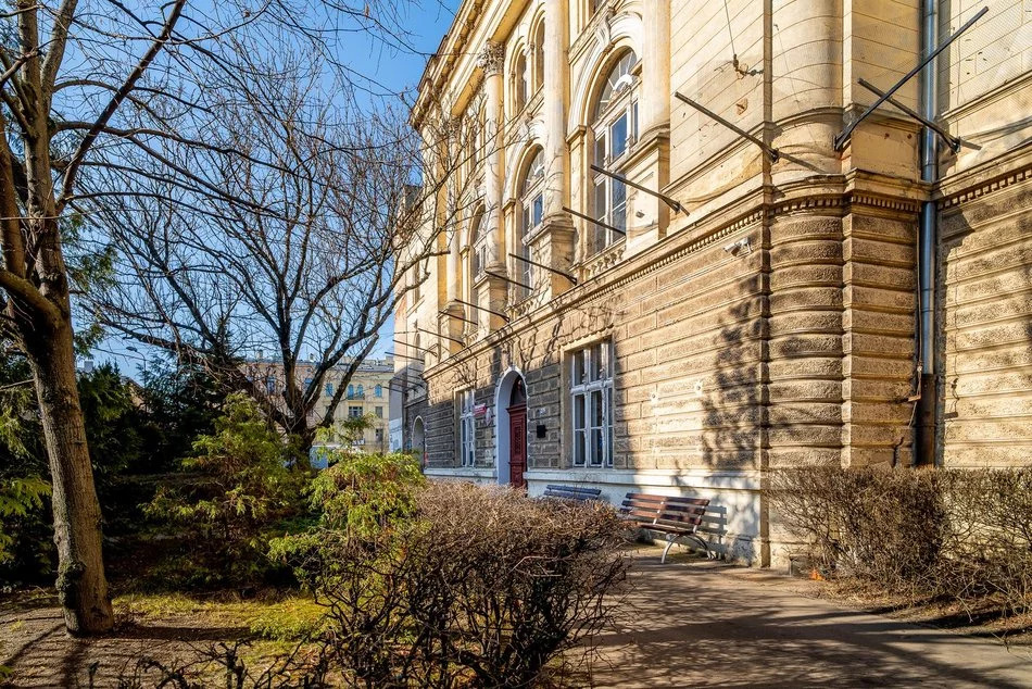 Łódź市第四中学建筑外立面及围栏翻新项目-13