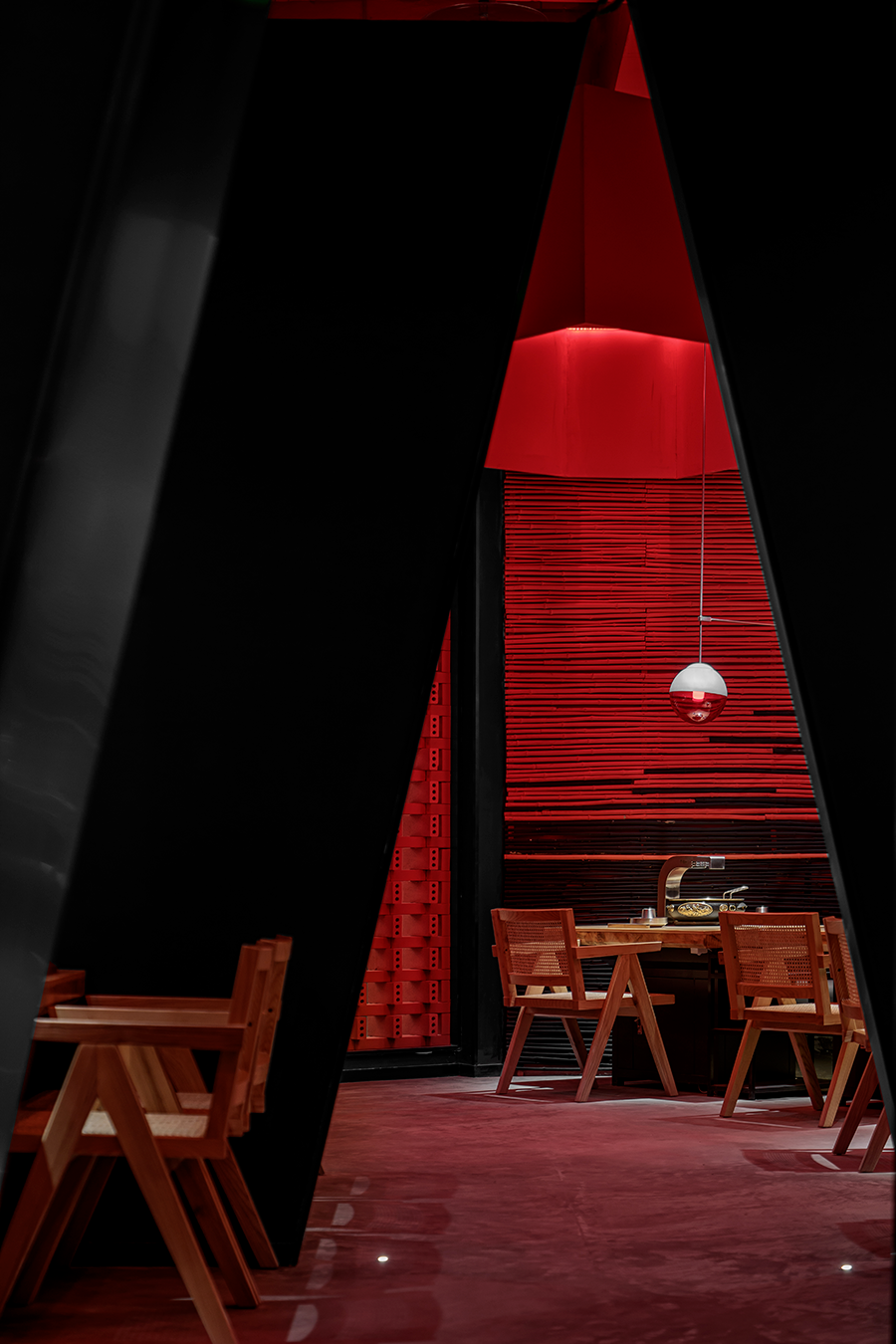 成都 320㎡火山岩洞韩式烤肉空间,演绎红与黑的独特魅力-64