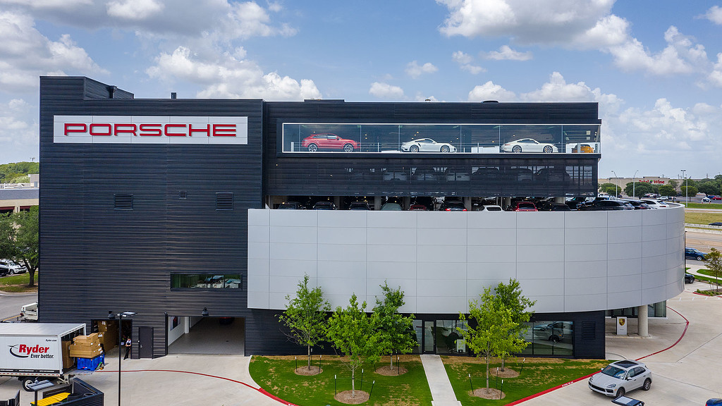 创新 Porsche 经销商 | 多层建筑展示奢华汽车品牌精神-6