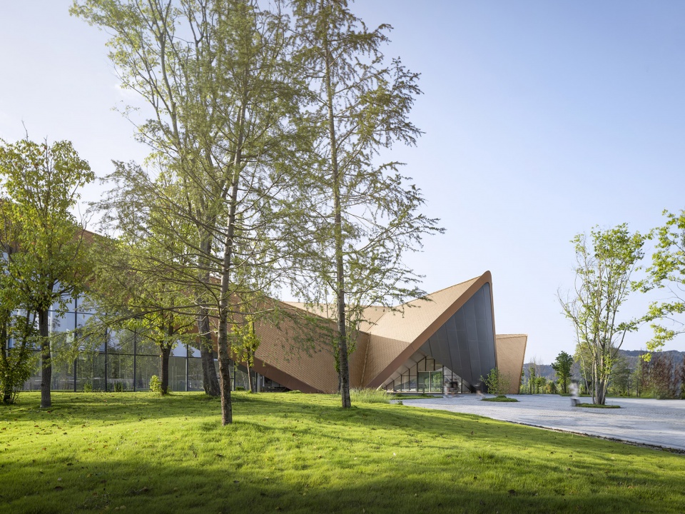 阆中赛城游客中心 | 山水间的现代飞翼-35