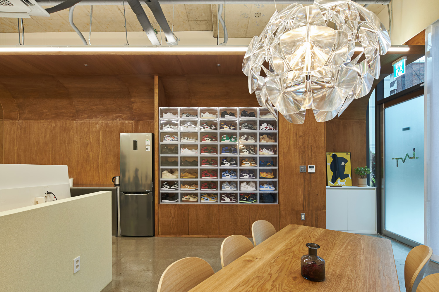 白色&木质，打造 17 平米办公室的极简氛围-4