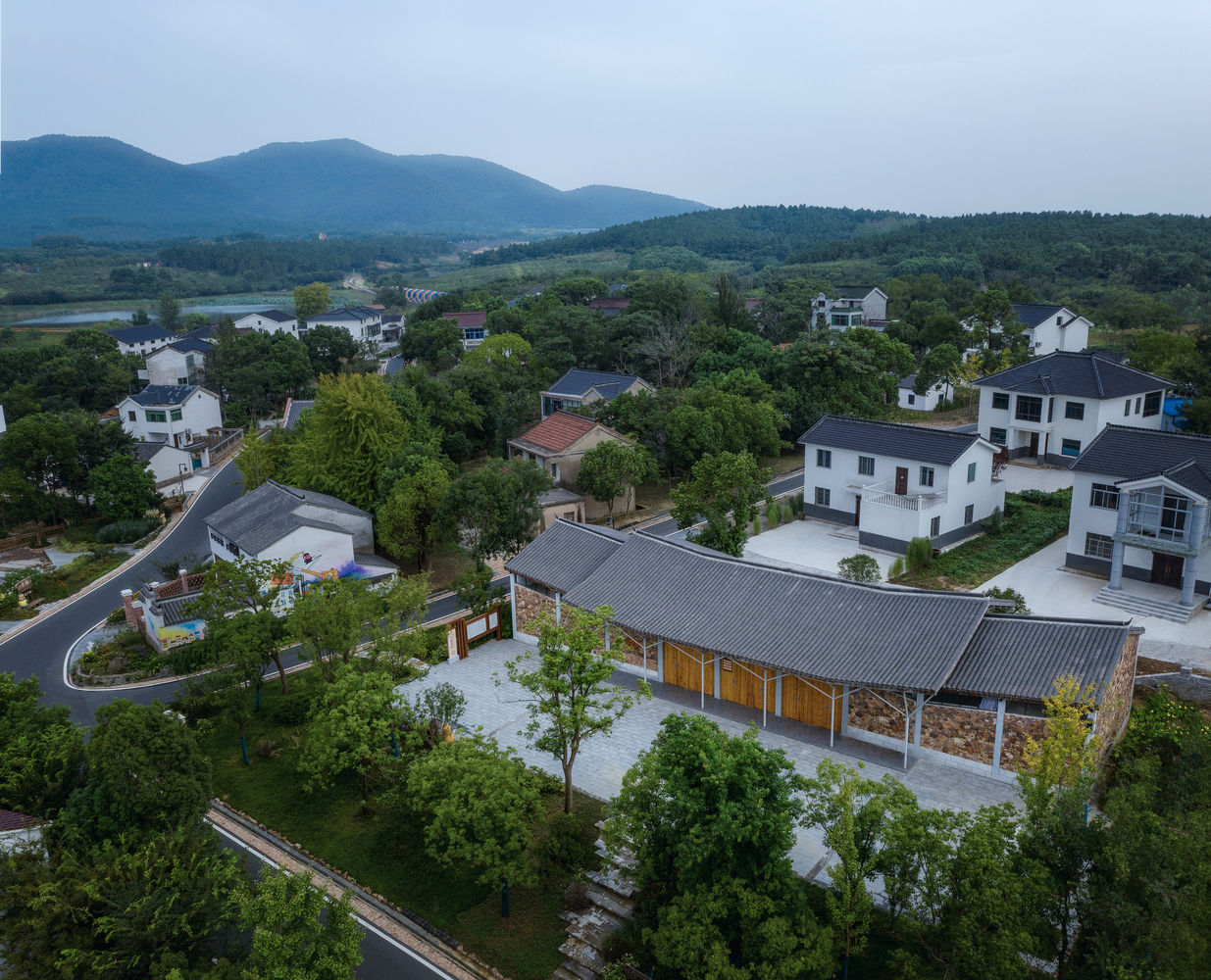 以钢构重塑的乡村会议厅-4