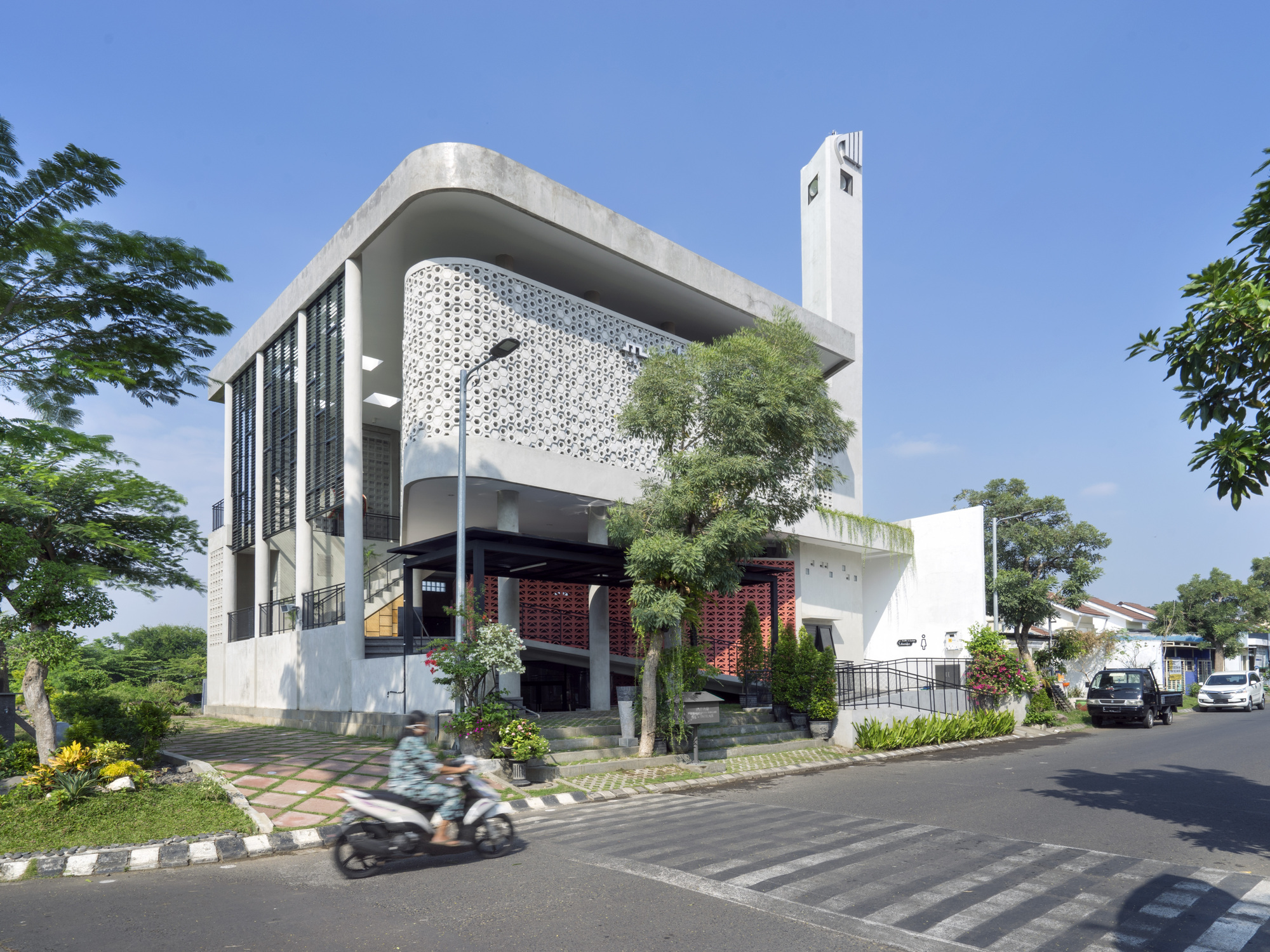 Honeycomb Mosque / Andyrahman Architect-56